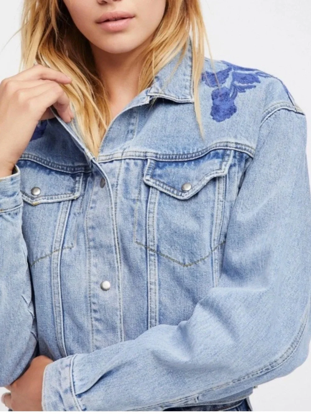 Free People Cinched Back Crop Denim Jean Jacket Embroidered Floral Small FLAW - Picture 3 of 8